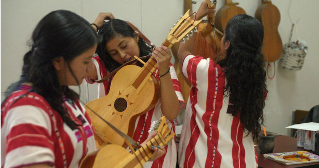 Indígenas mexicanas tzeltales rompen paradigmas ejecutando música tradicional