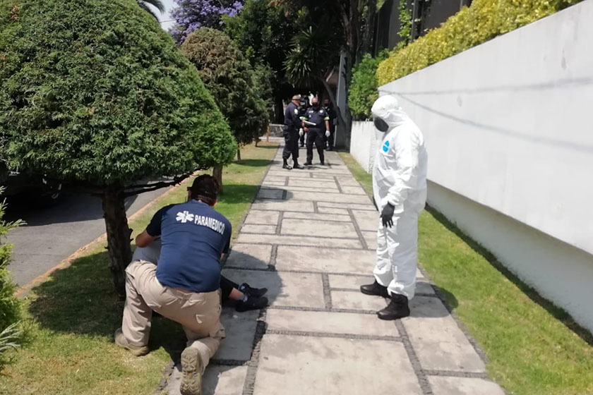 Mujer con posibles síntomas de coronavirus pide ayuda en la vía pública