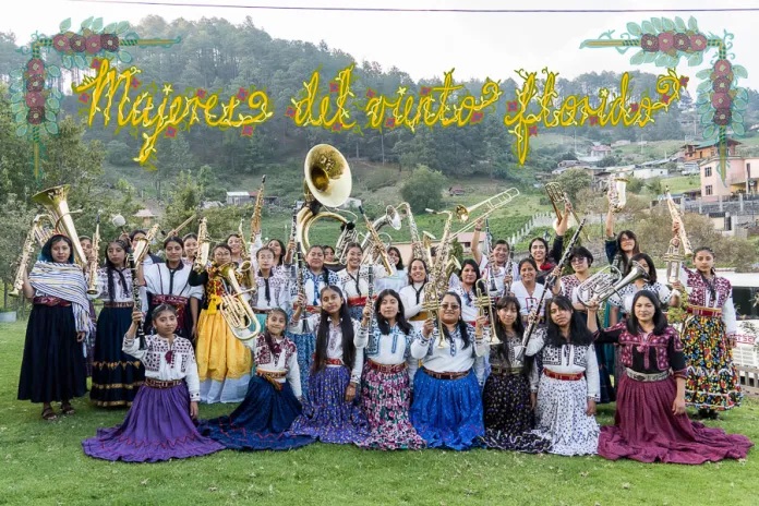 Integrantes de la Banda Femenil Regional «Mujeres del Viento Florido». Foto: Cortesía de la Banda Femenil.