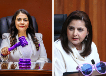 Gafas moradas y mazo morado